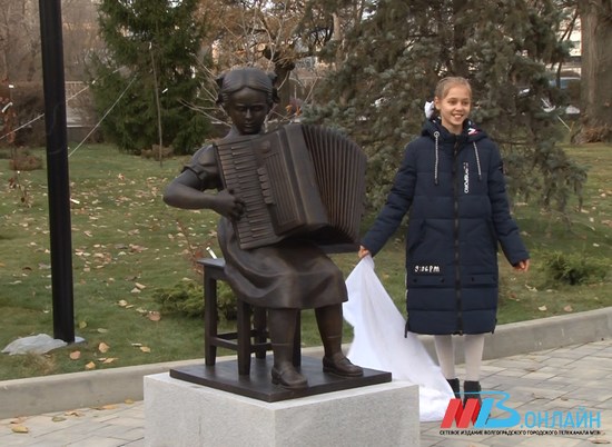 Юная пианистка открыла памятник Пахмутовой в Волгограде